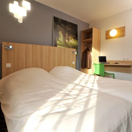 Kyriad Direct Otel Trappes